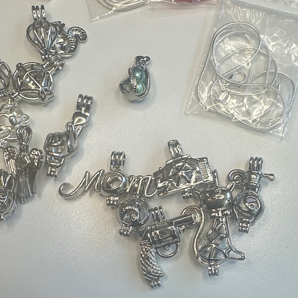 Pearls with assorted pearl cages and chains - Picture 4 of 6
